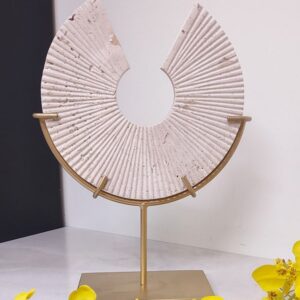 Escultura Eclipse de Mármore e Dourado – Sofisticação e Harmonia para Consultórios e Espaços Profissionais - Imagem 1
