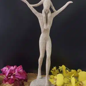 Escultura "Cuidado Elevado" - Imagem 1