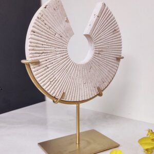 Escultura Eclipse de Mármore e Dourado – Sofisticação e Harmonia para Consultórios e Espaços Profissionais - Imagem 3