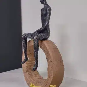 Escultura "Reflexão em Equilíbrio" - Homem Sentado em Anel de Tronco - Imagem 3