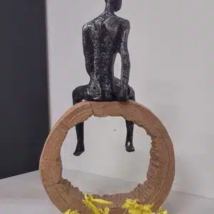 Escultura "Reflexão em Equilíbrio" - Homem Sentado em Anel de Tronco - Imagem 2